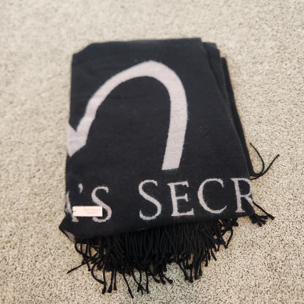 NWT Victoria’s Secret Pink Heart Black Throw Blanket - Picture 7 of 7